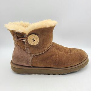 UGG Mini Bailey Button II Boots Women’s Size 7 Brown Suede Short 3352